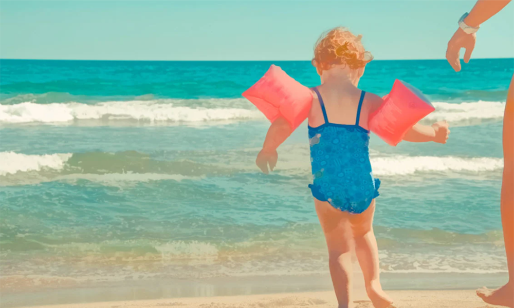 Lifeguard Shares Warning For All Parents—Never Let Your Child Wear Water Wings